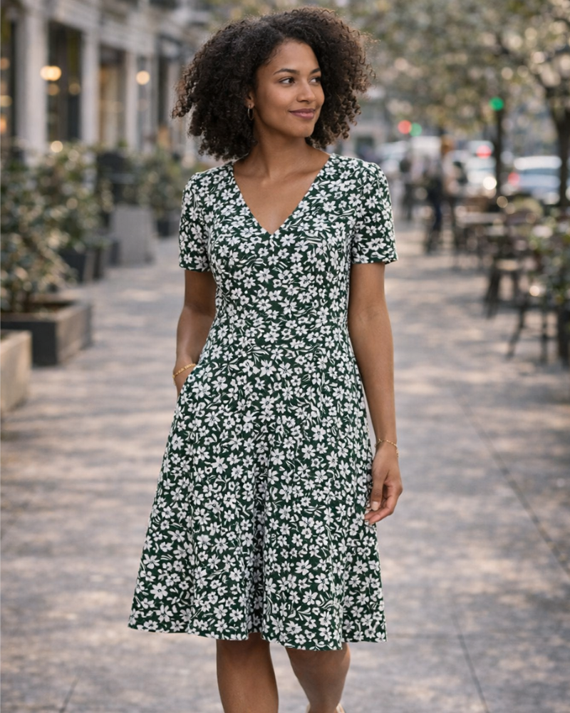 Novaria Damekjole Fit & Flare – V-hals, Elastisk Jersey & A-linje Blomstermønster