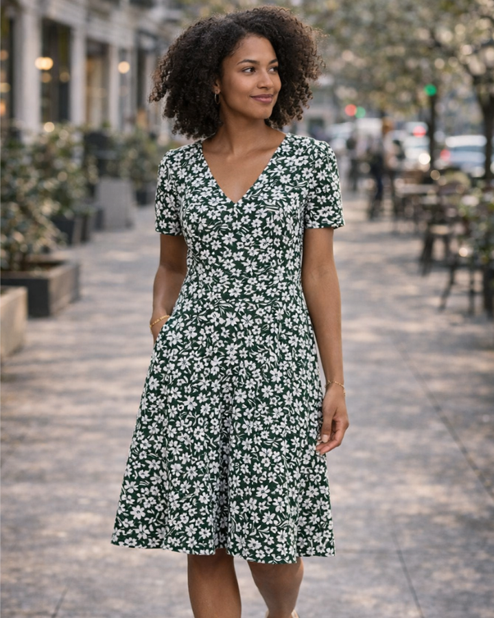 Novaria Damekjole Fit & Flare – V-hals, Elastisk Jersey & A-linje Blomstermønster