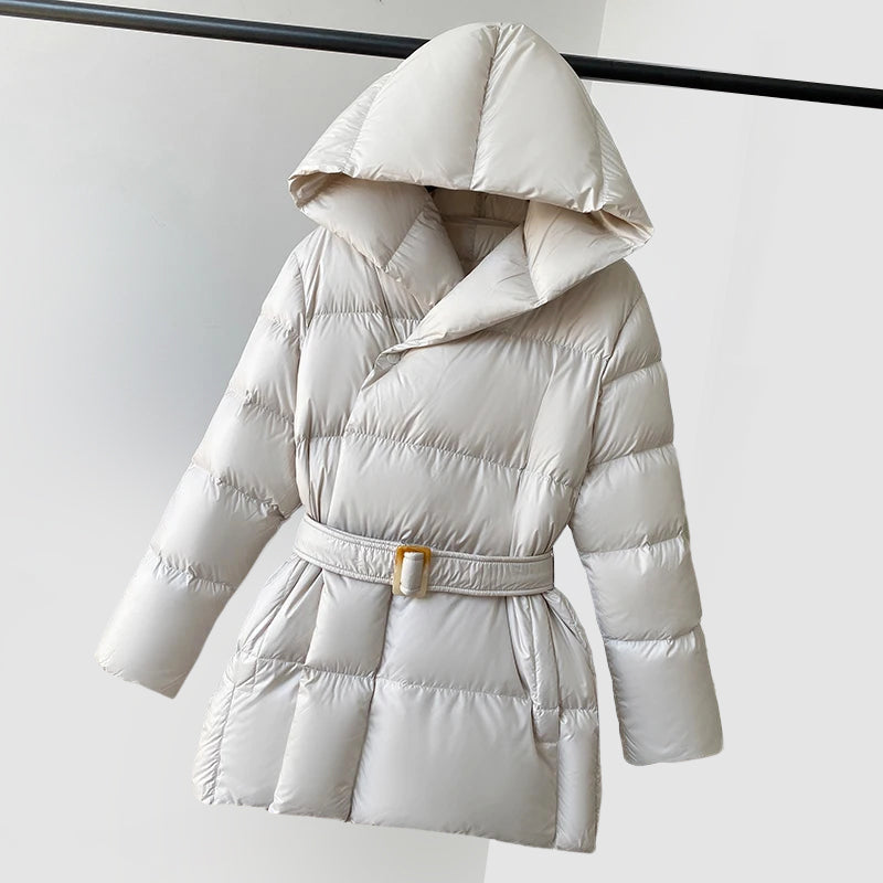 Jordyn Veste Femme Matelassée Enveloppante – Capuche, Ceinture à la Taille & Coupe Féminine