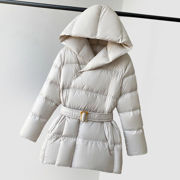 Jordyn Veste Femme Matelassée Enveloppante – Capuche, Ceinture à la Taille & Coupe Féminine
