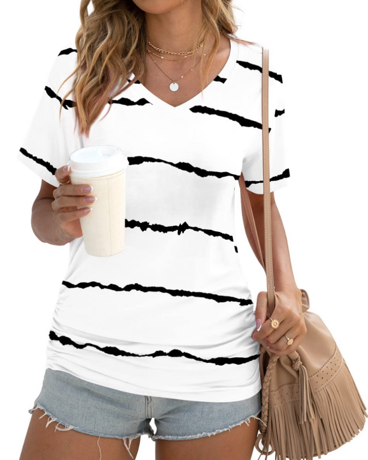 Elara Topp Donna – V-hals, Sidefolder & Elegant Casual T-skjorte