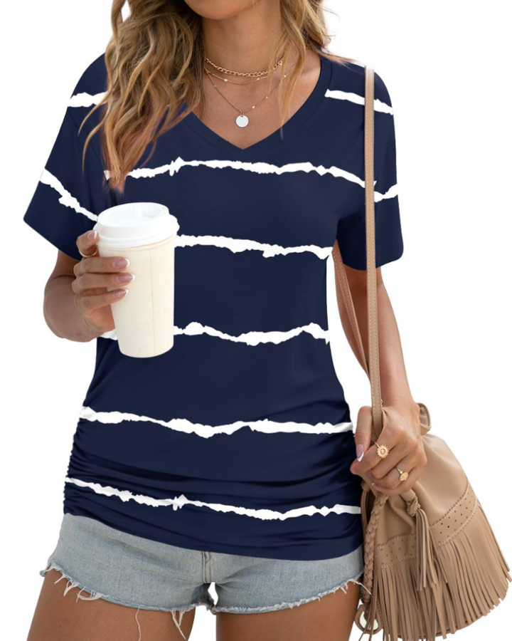 Elara Topp Donna – V-hals, Sidefolder & Elegant Casual T-skjorte