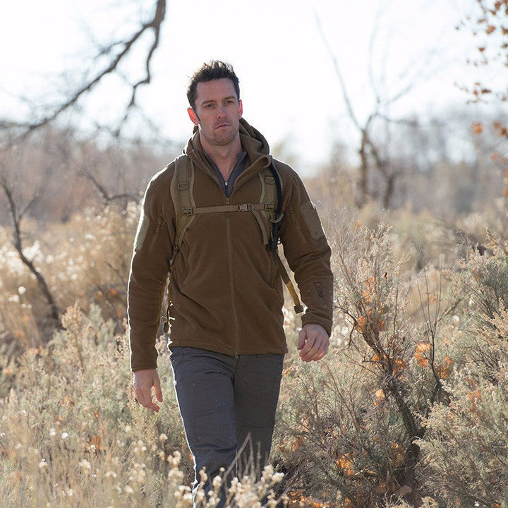 Chaqueta Raw para Hombre en Forro Polar Térmico Estilo Militar – Cortaviento, Capucha y Comodidad para Exterior