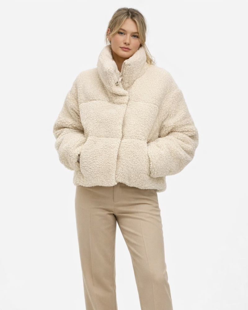 Lyra Teddyjakke for dame – varm beige dunjakke med høy krage, uformell vinterjakke