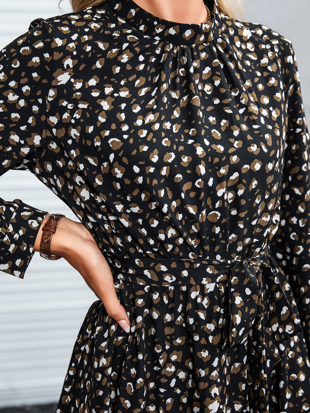 Lior Rochie Damă Leopard – Guler Înalt, Mâneci Lungi și Talie Reglabilă, Croială A-Line